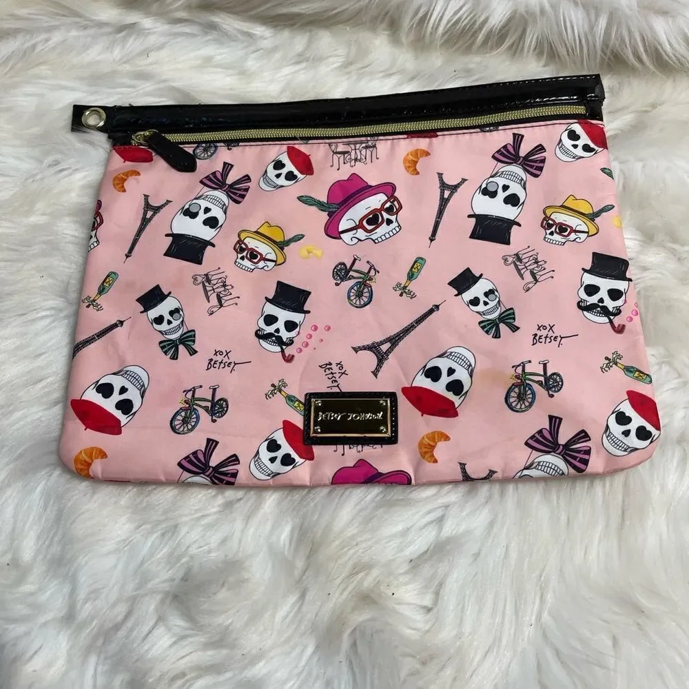 Betsey Johnson Nylon pink Cosmetic Travel Bag white Skulls with hats.
